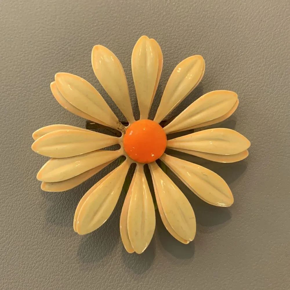 Vintage Daisy Pin 